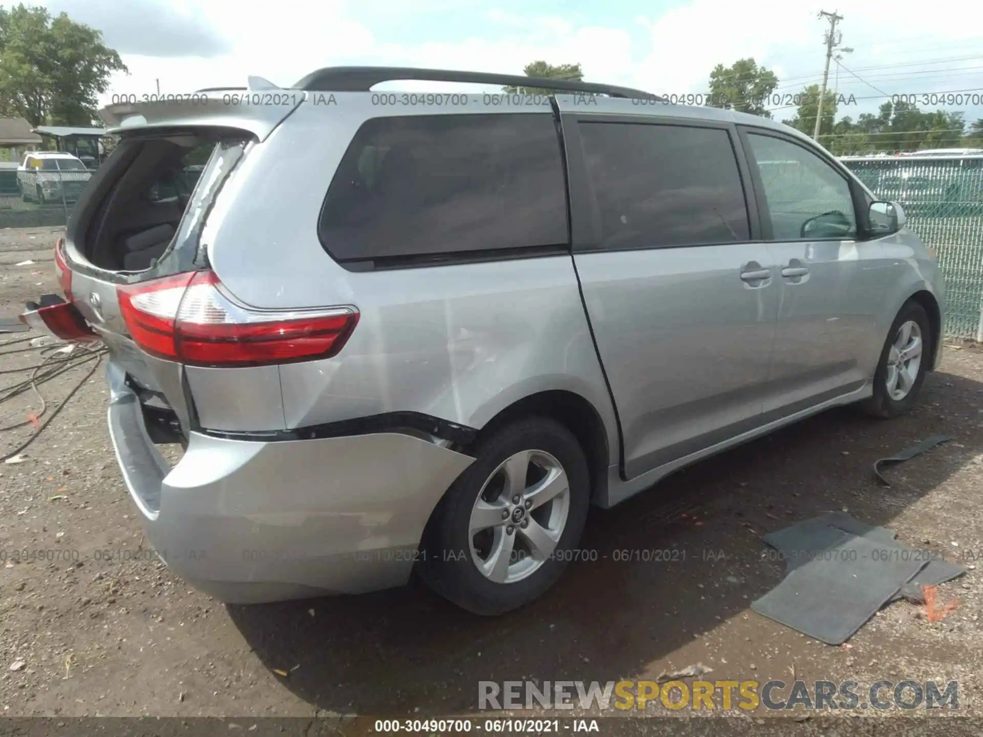 4 Photograph of a damaged car 5TDKZ3DC1KS011884 TOYOTA SIENNA 2019