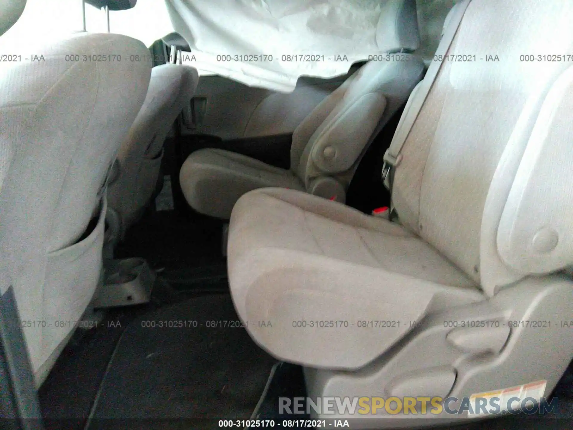 8 Photograph of a damaged car 5TDKZ3DC1KS011920 TOYOTA SIENNA 2019