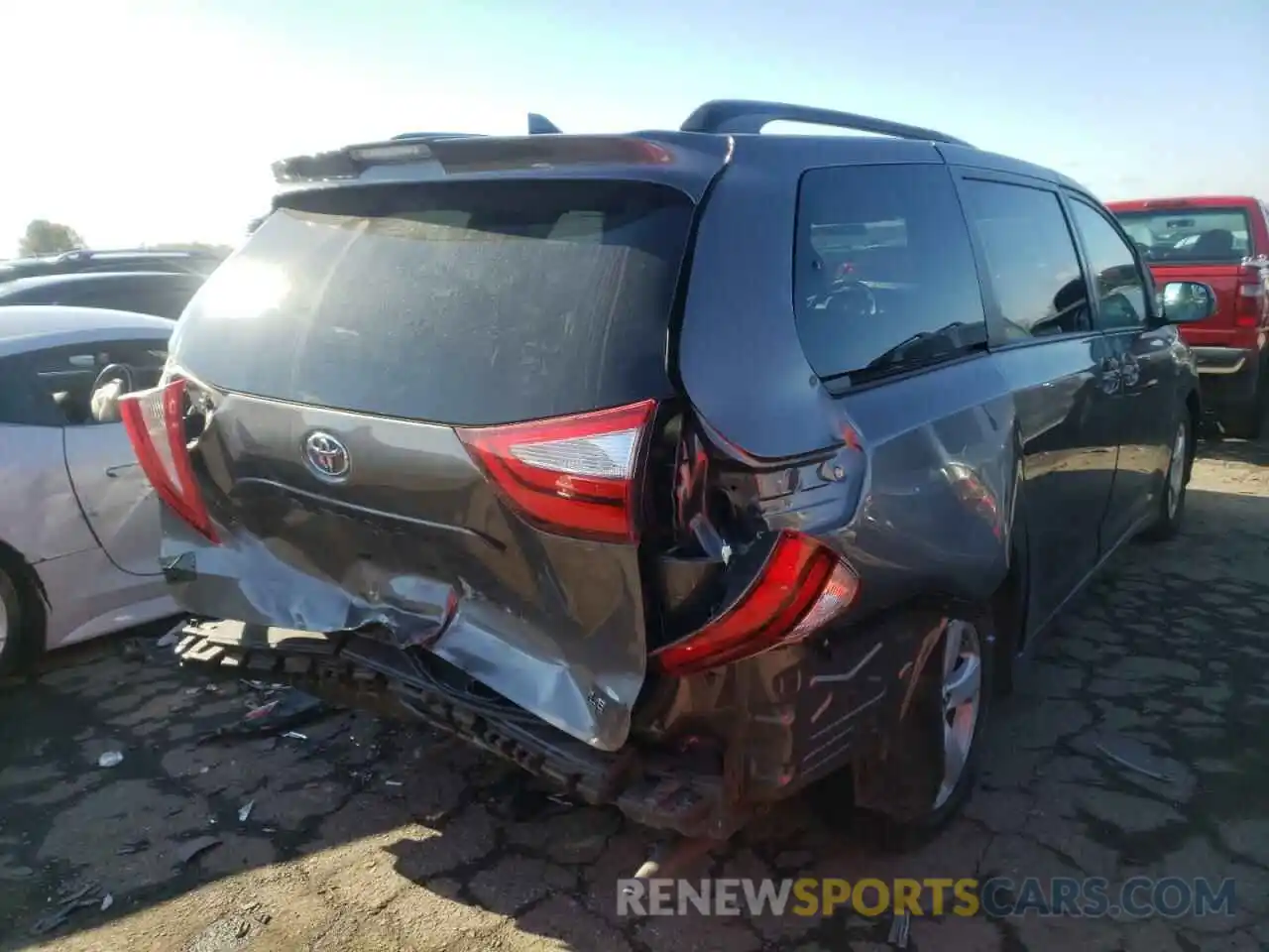 4 Photograph of a damaged car 5TDKZ3DC1KS012193 TOYOTA SIENNA 2019