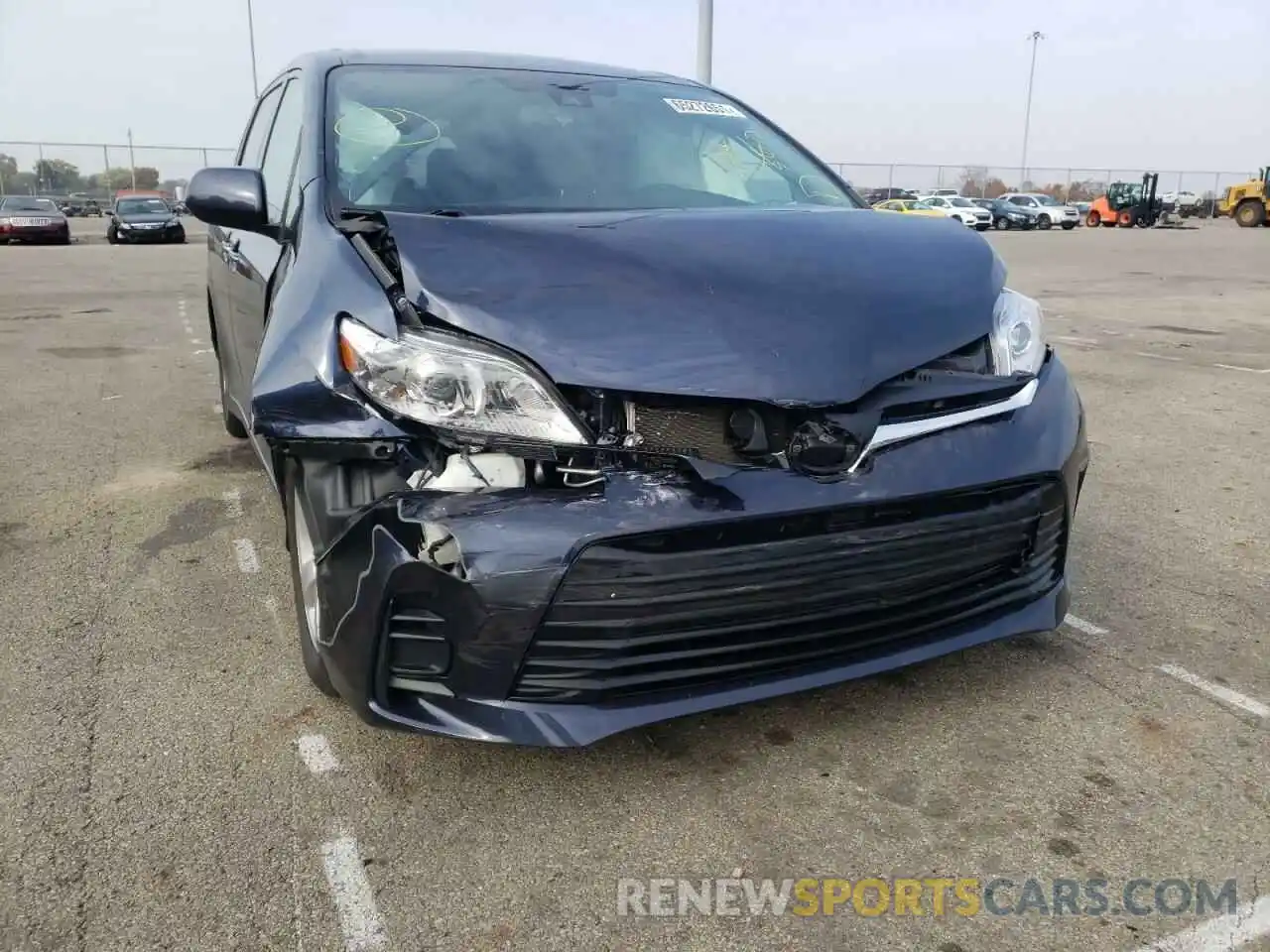 9 Photograph of a damaged car 5TDKZ3DC1KS019385 TOYOTA SIENNA 2019