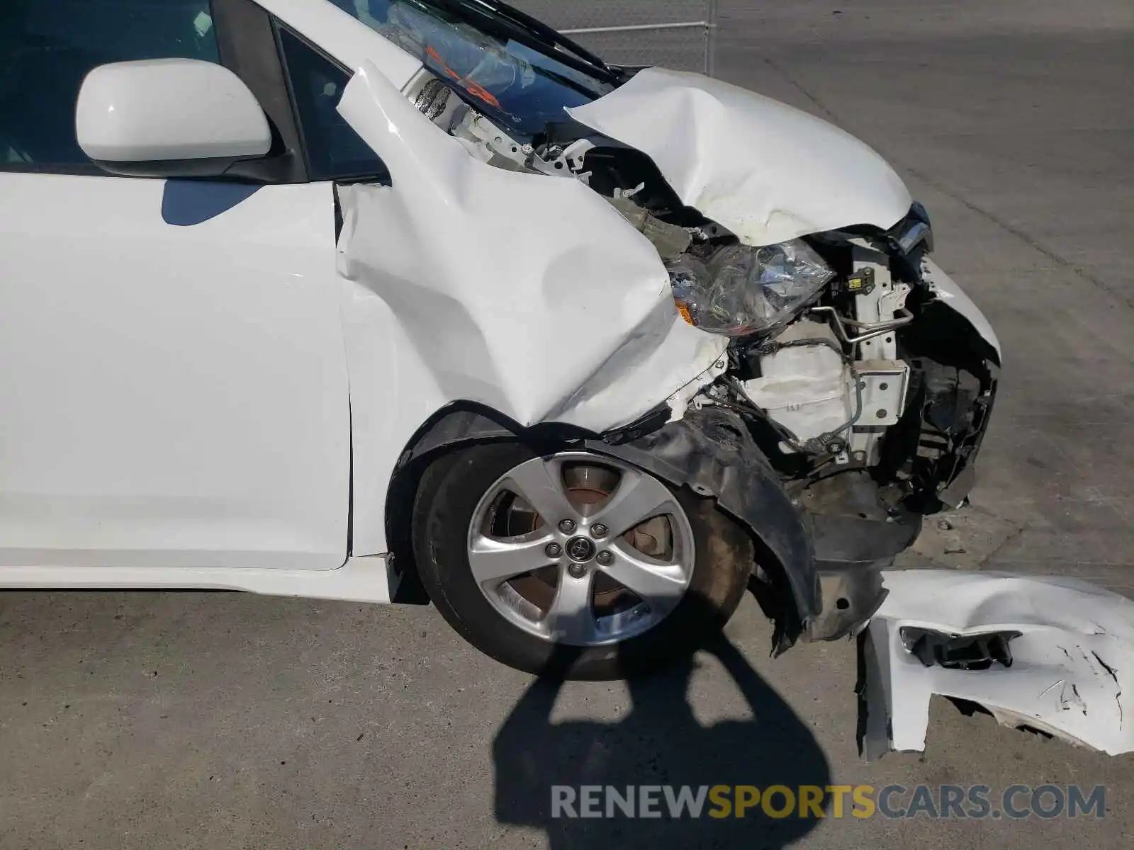 9 Photograph of a damaged car 5TDKZ3DC1KS970685 TOYOTA SIENNA 2019