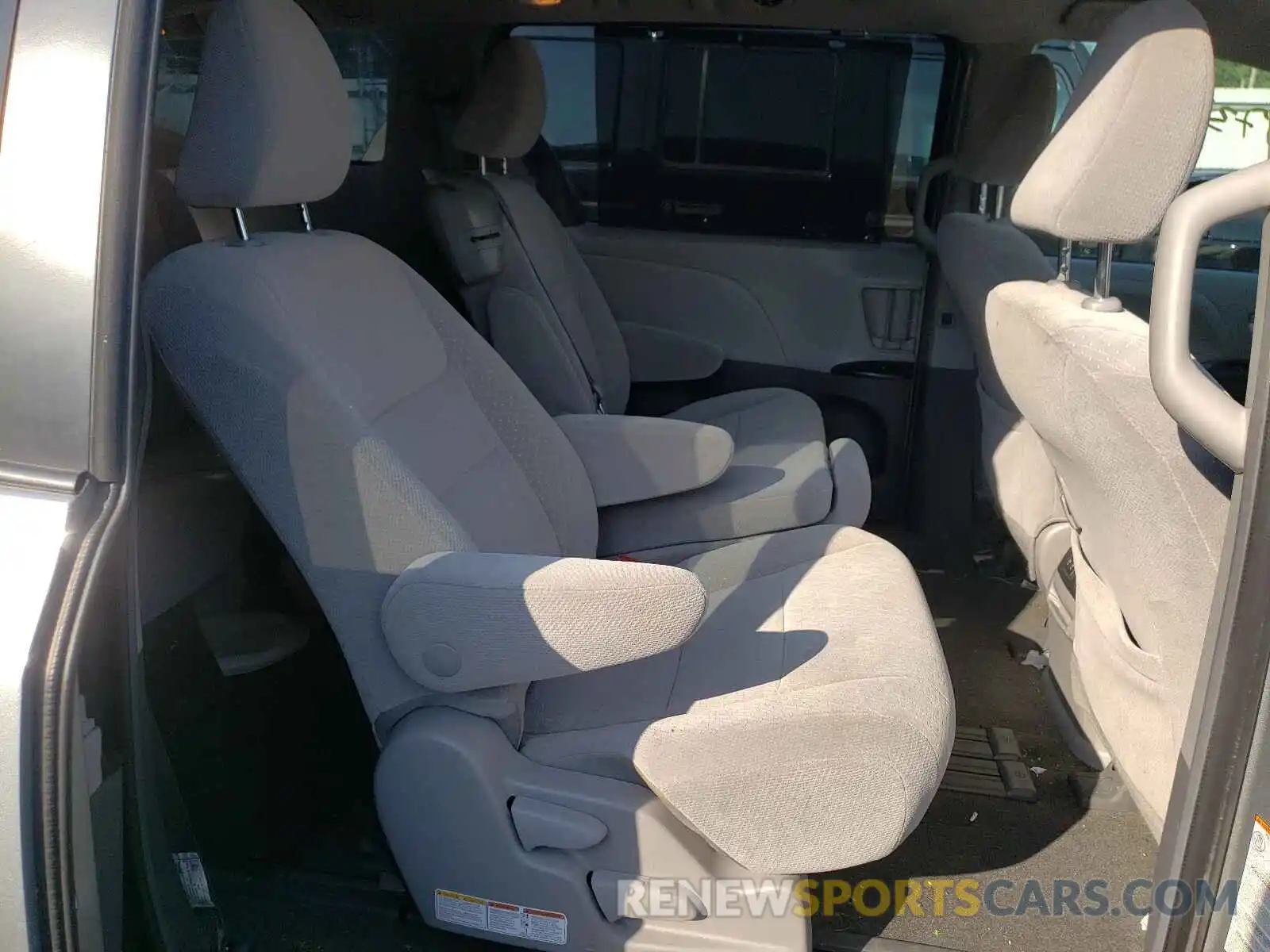 6 Photograph of a damaged car 5TDKZ3DC1KS973473 TOYOTA SIENNA 2019