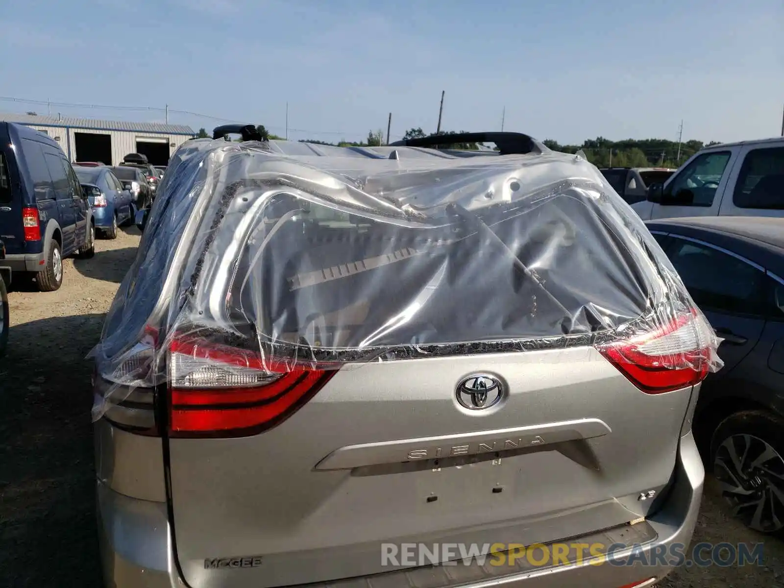 9 Photograph of a damaged car 5TDKZ3DC1KS973473 TOYOTA SIENNA 2019