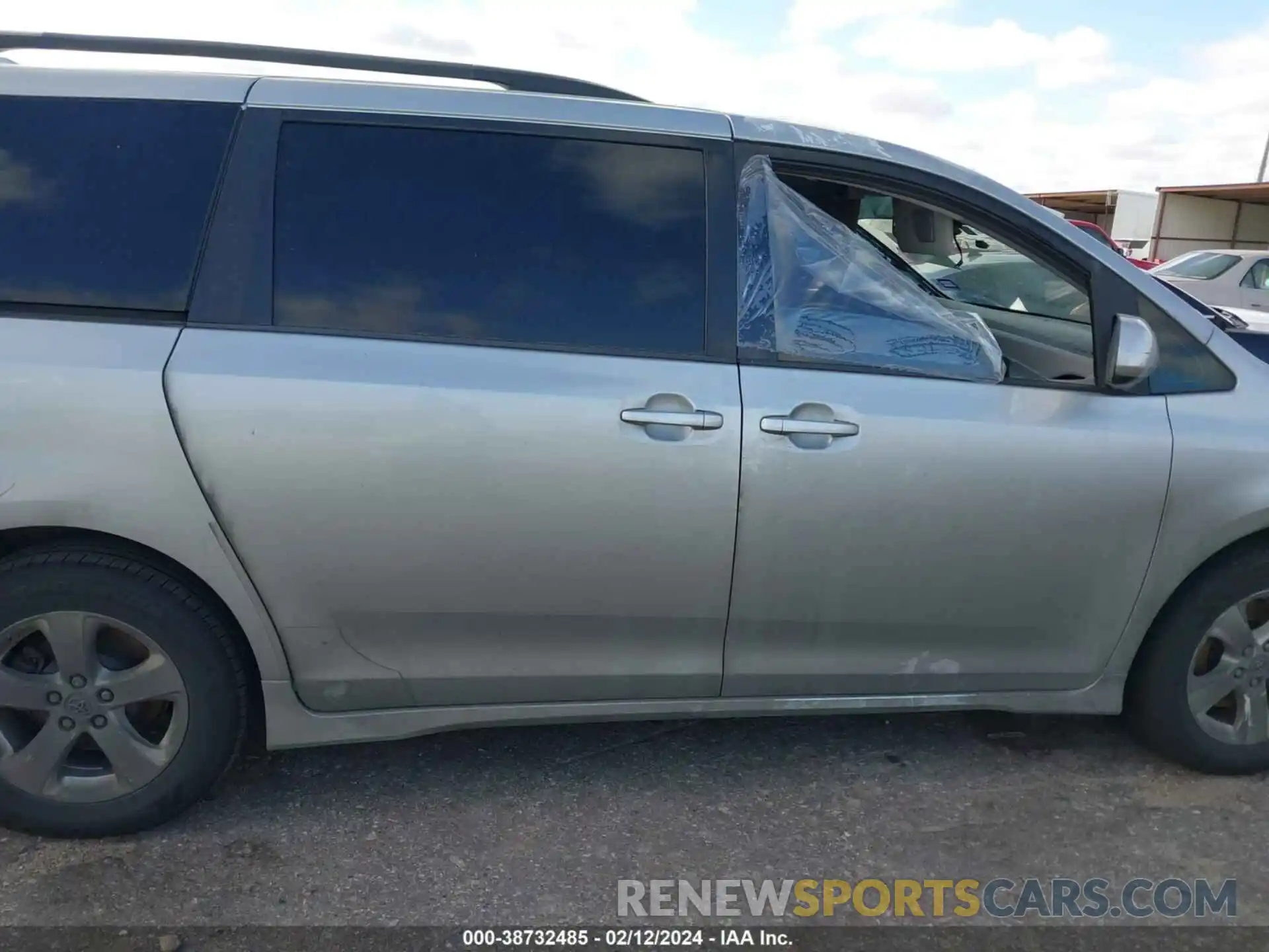 13 Photograph of a damaged car 5TDKZ3DC1KS992783 TOYOTA SIENNA 2019