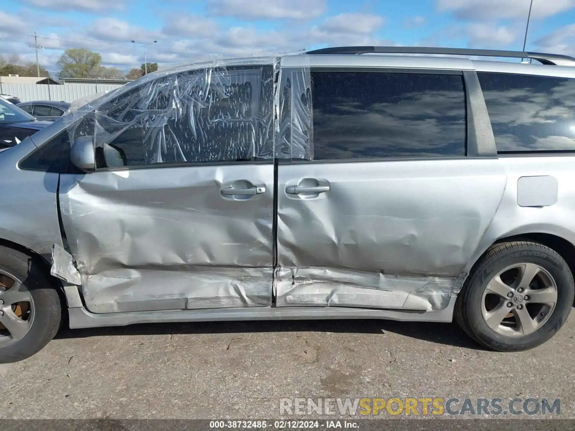 14 Photograph of a damaged car 5TDKZ3DC1KS992783 TOYOTA SIENNA 2019