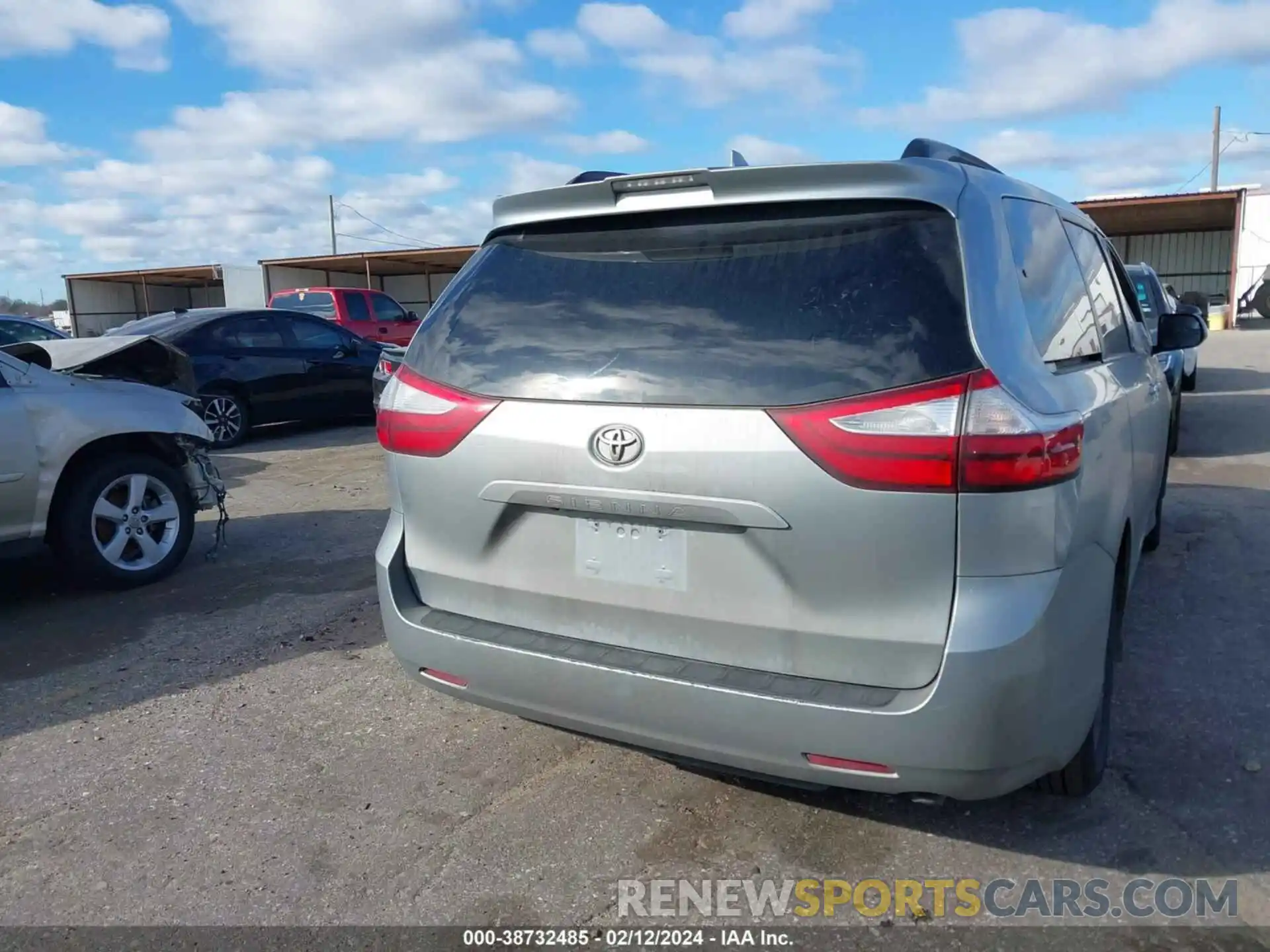 16 Photograph of a damaged car 5TDKZ3DC1KS992783 TOYOTA SIENNA 2019