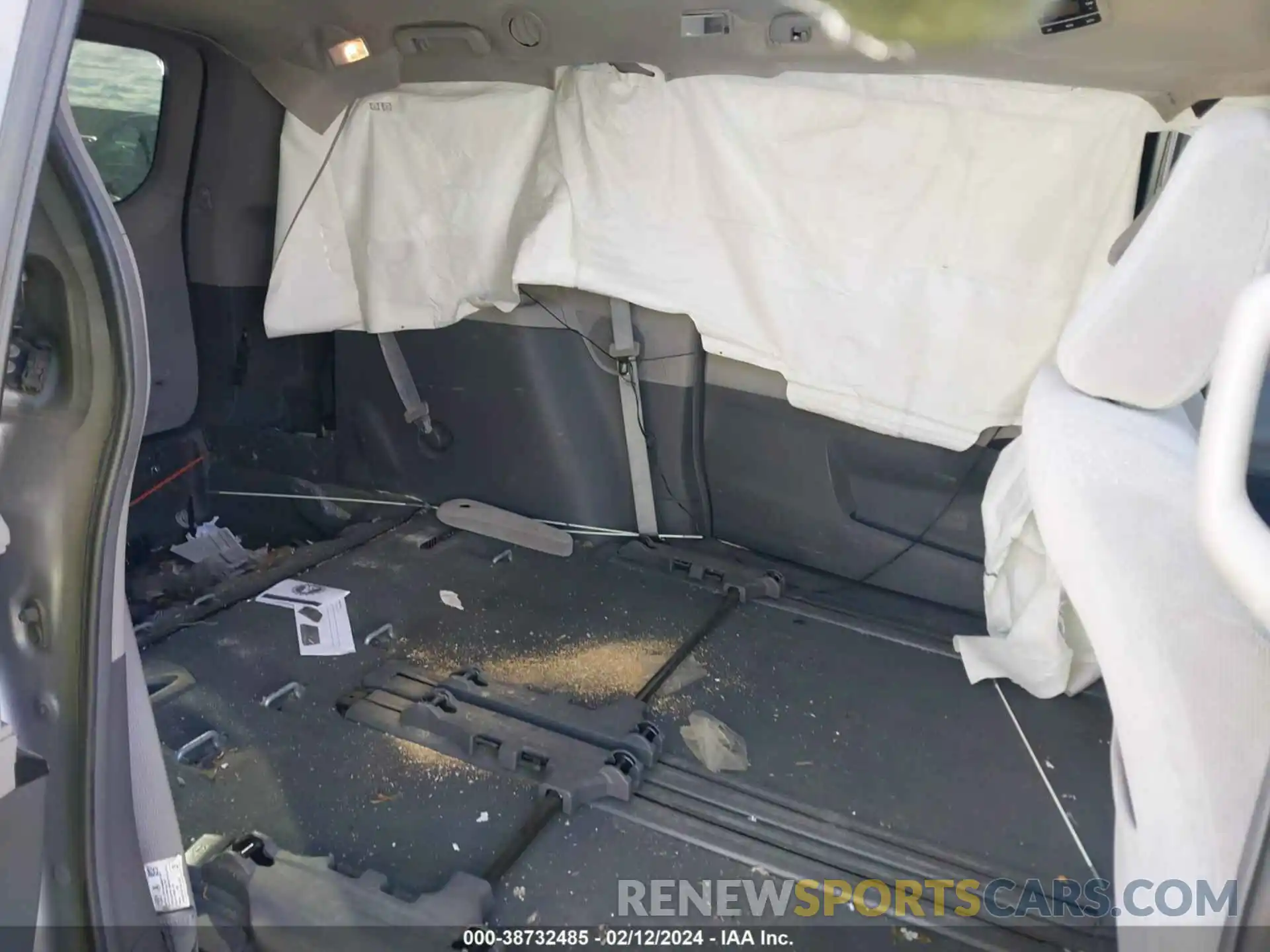 8 Photograph of a damaged car 5TDKZ3DC1KS992783 TOYOTA SIENNA 2019