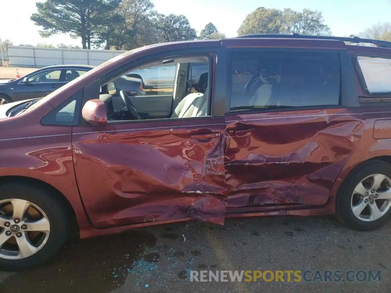 9 Photograph of a damaged car 5TDKZ3DC1KS994257 TOYOTA SIENNA 2019