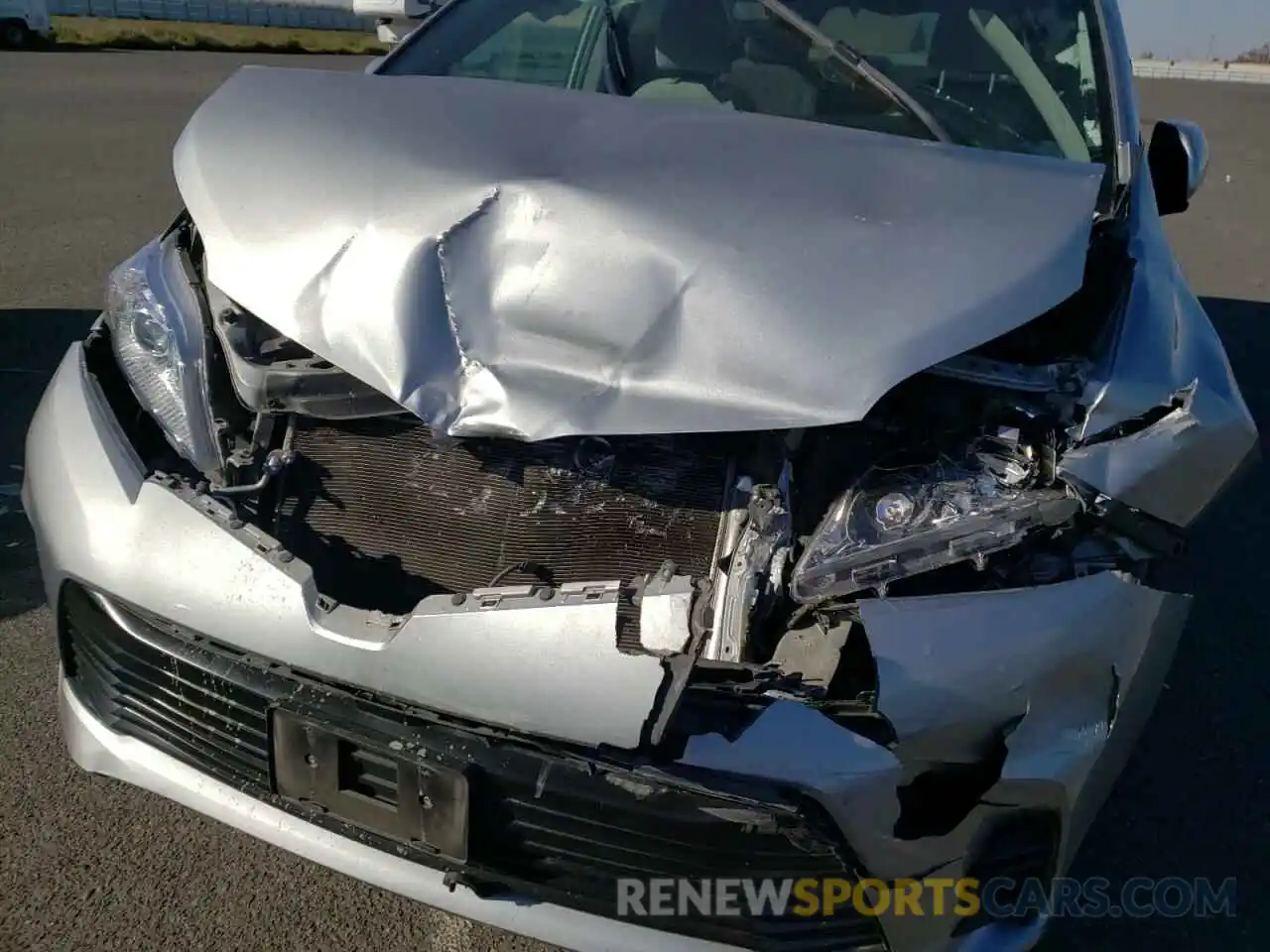 9 Photograph of a damaged car 5TDKZ3DC1KS997661 TOYOTA SIENNA 2019