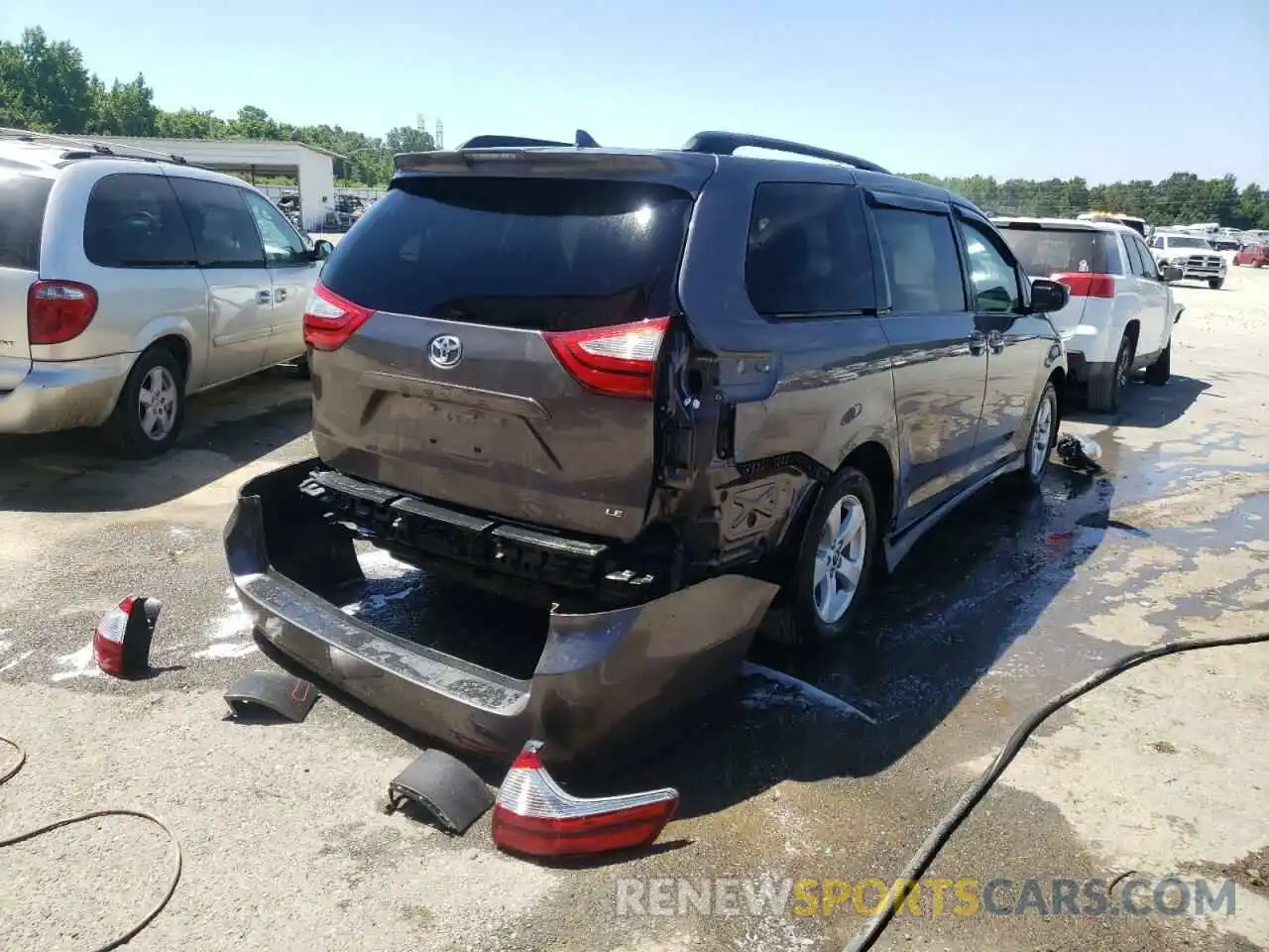 4 Photograph of a damaged car 5TDKZ3DC1KS999443 TOYOTA SIENNA 2019