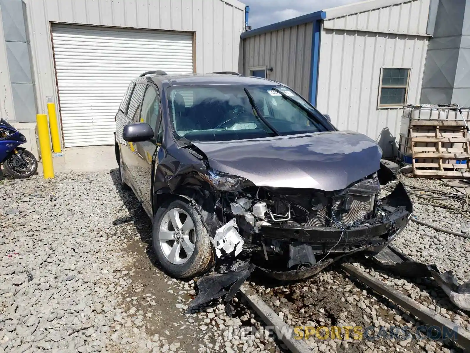 1 Photograph of a damaged car 5TDKZ3DC2KS001087 TOYOTA SIENNA 2019