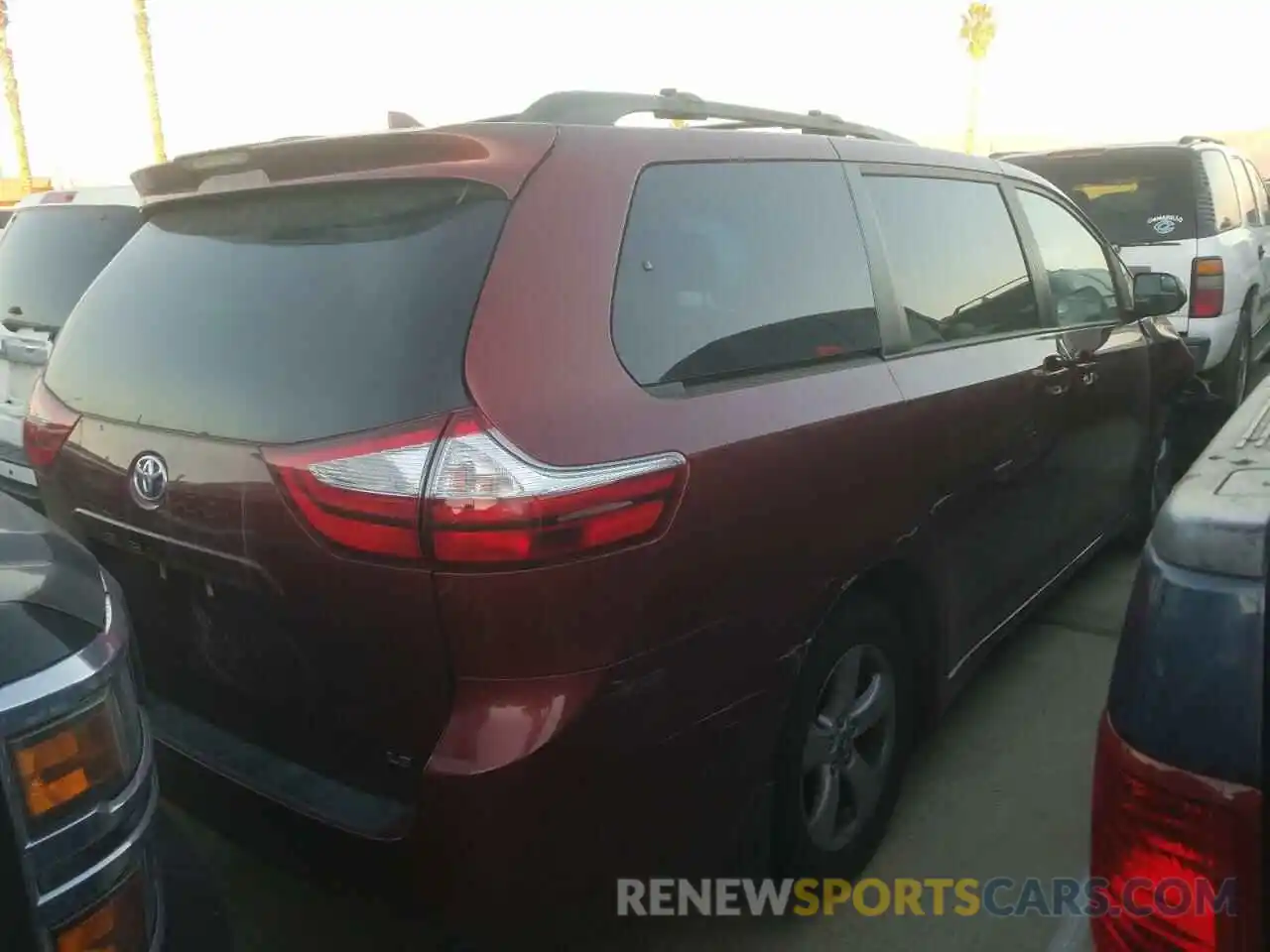 4 Photograph of a damaged car 5TDKZ3DC2KS010159 TOYOTA SIENNA 2019