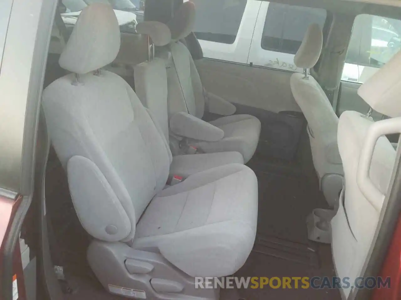 6 Photograph of a damaged car 5TDKZ3DC2KS010159 TOYOTA SIENNA 2019