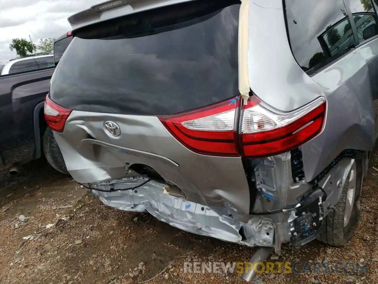 9 Photograph of a damaged car 5TDKZ3DC2KS015622 TOYOTA SIENNA 2019