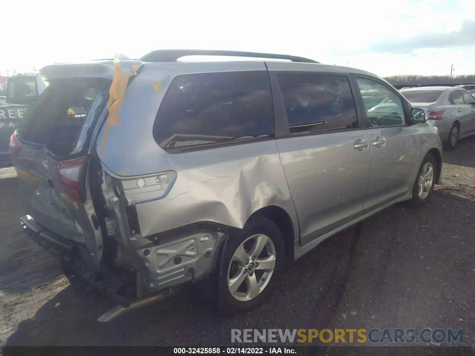 4 Photograph of a damaged car 5TDKZ3DC2KS018357 TOYOTA SIENNA 2019