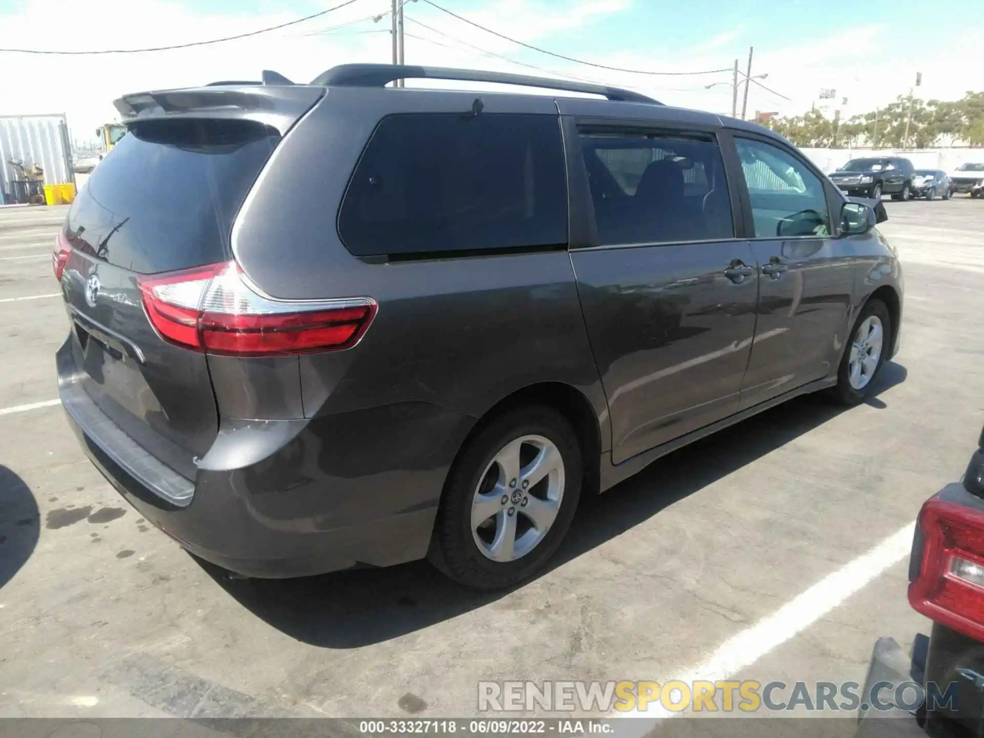 4 Photograph of a damaged car 5TDKZ3DC2KS967598 TOYOTA SIENNA 2019