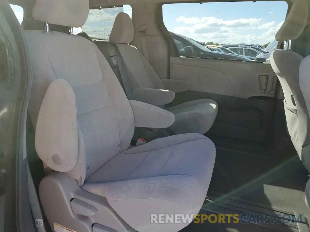 6 Photograph of a damaged car 5TDKZ3DC2KS981209 TOYOTA SIENNA 2019