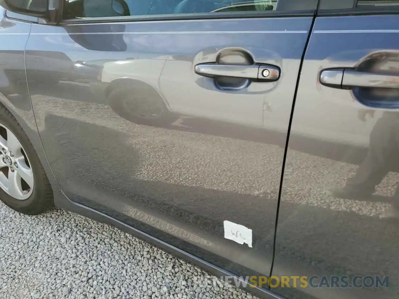 9 Photograph of a damaged car 5TDKZ3DC2KS981209 TOYOTA SIENNA 2019