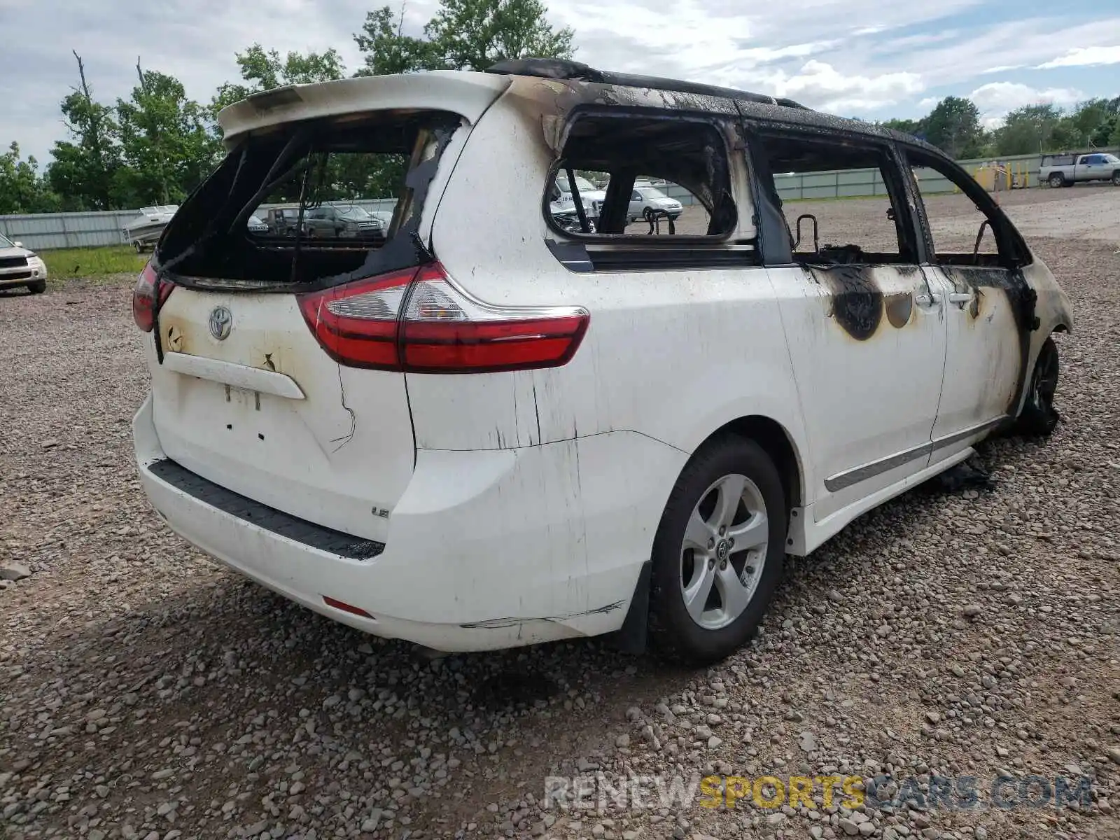 4 Photograph of a damaged car 5TDKZ3DC2KS984742 TOYOTA SIENNA 2019