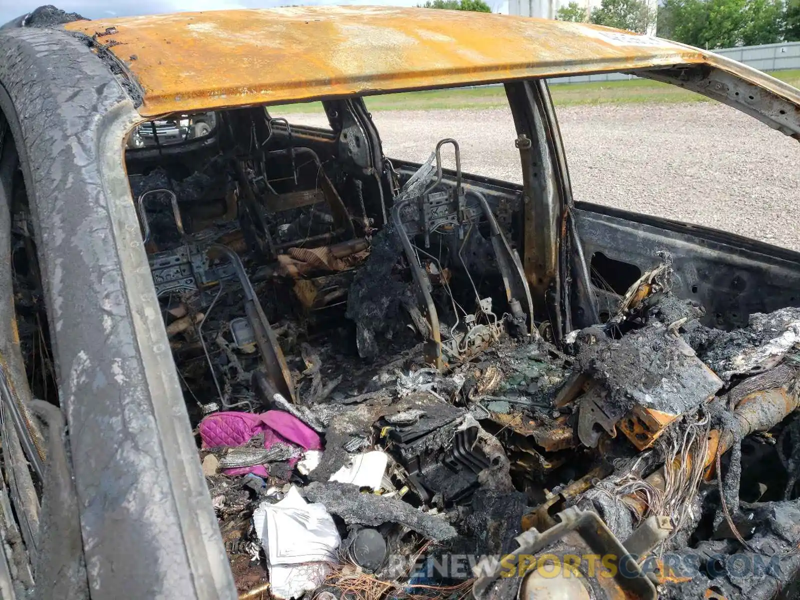 9 Photograph of a damaged car 5TDKZ3DC2KS984742 TOYOTA SIENNA 2019