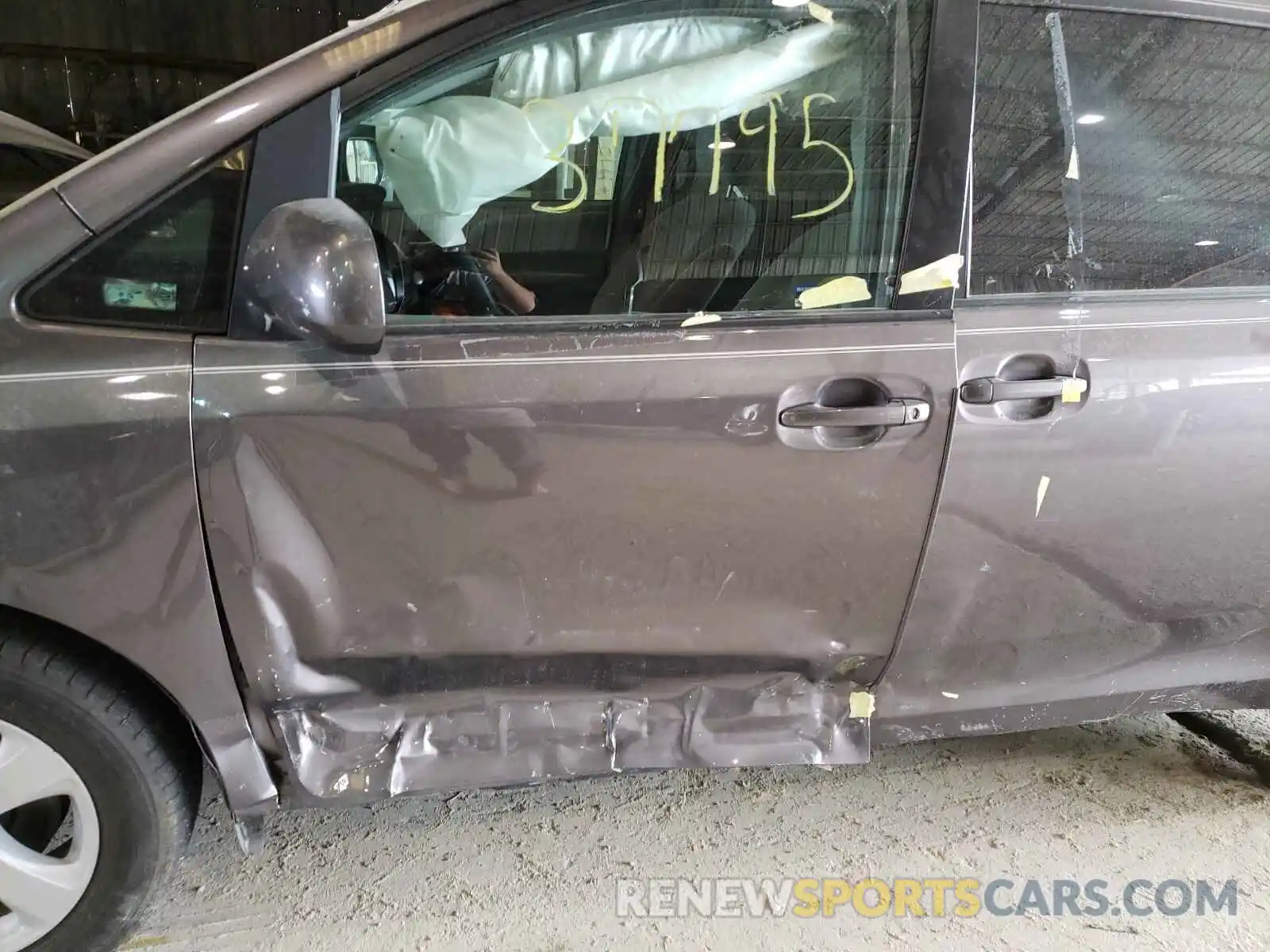 9 Photograph of a damaged car 5TDKZ3DC2KS993862 TOYOTA SIENNA 2019