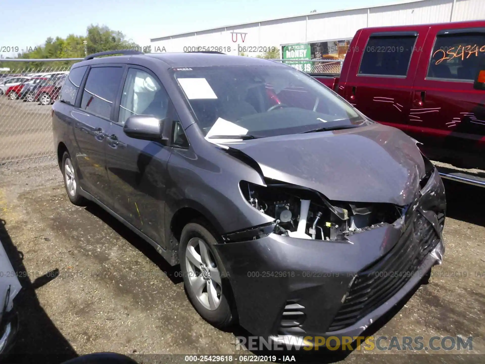 1 Фотография поврежденного автомобиля 5TDKZ3DC3KS006010 TOYOTA SIENNA 2019