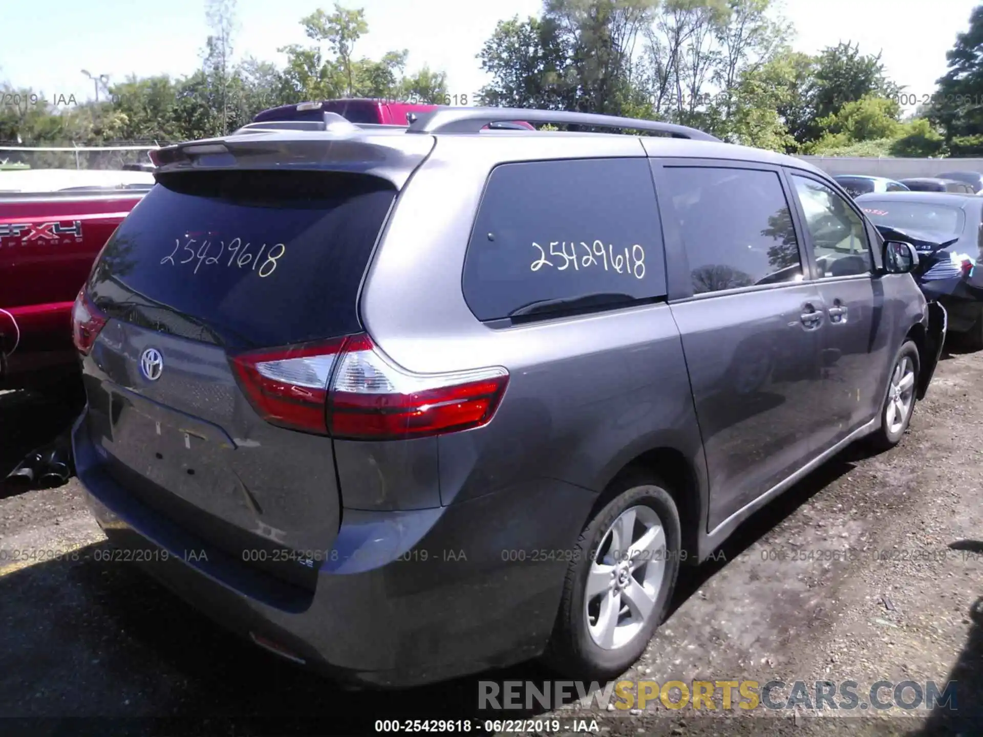 4 Фотография поврежденного автомобиля 5TDKZ3DC3KS006010 TOYOTA SIENNA 2019