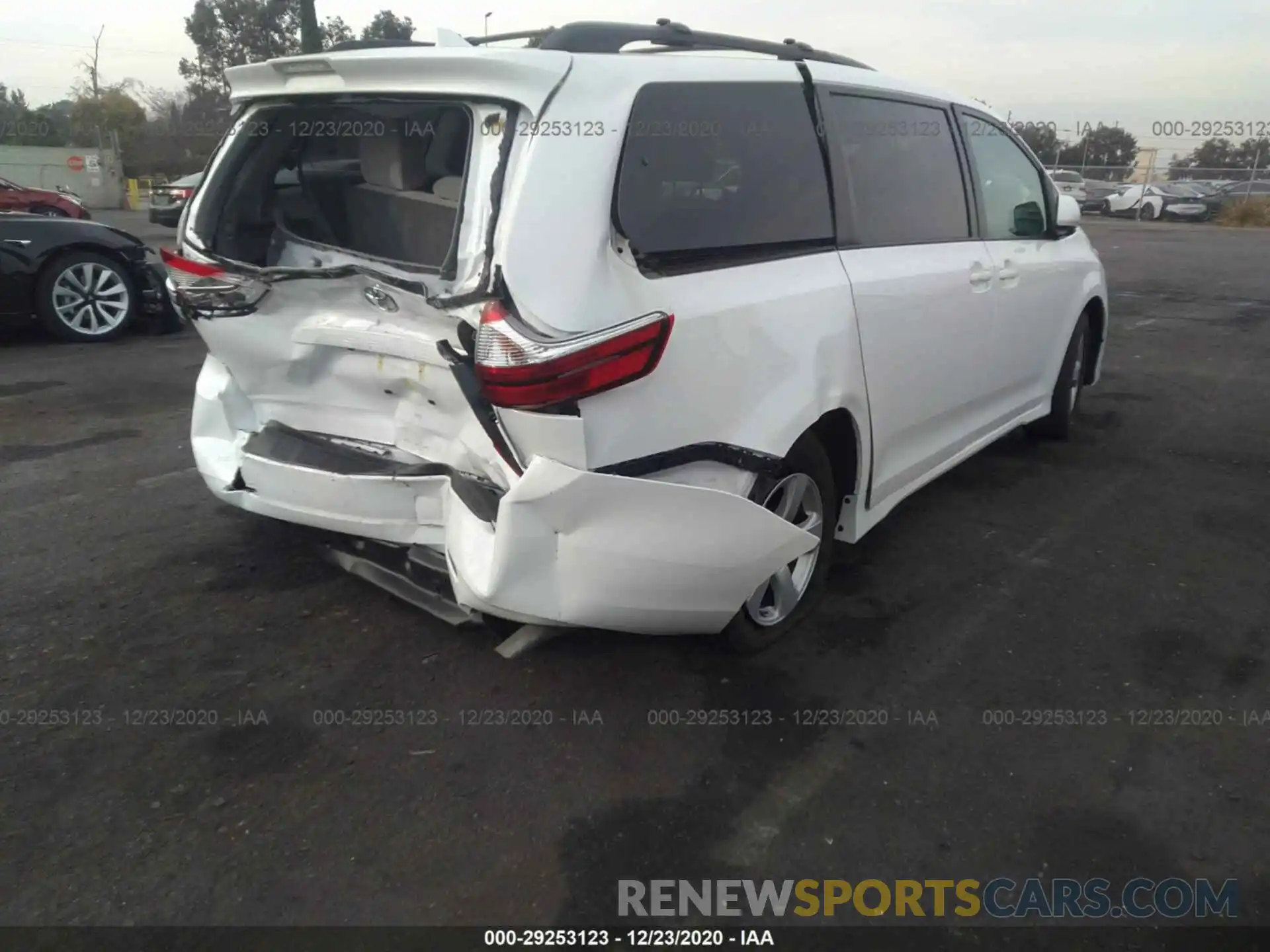 4 Фотография поврежденного автомобиля 5TDKZ3DC3KS007853 TOYOTA SIENNA 2019