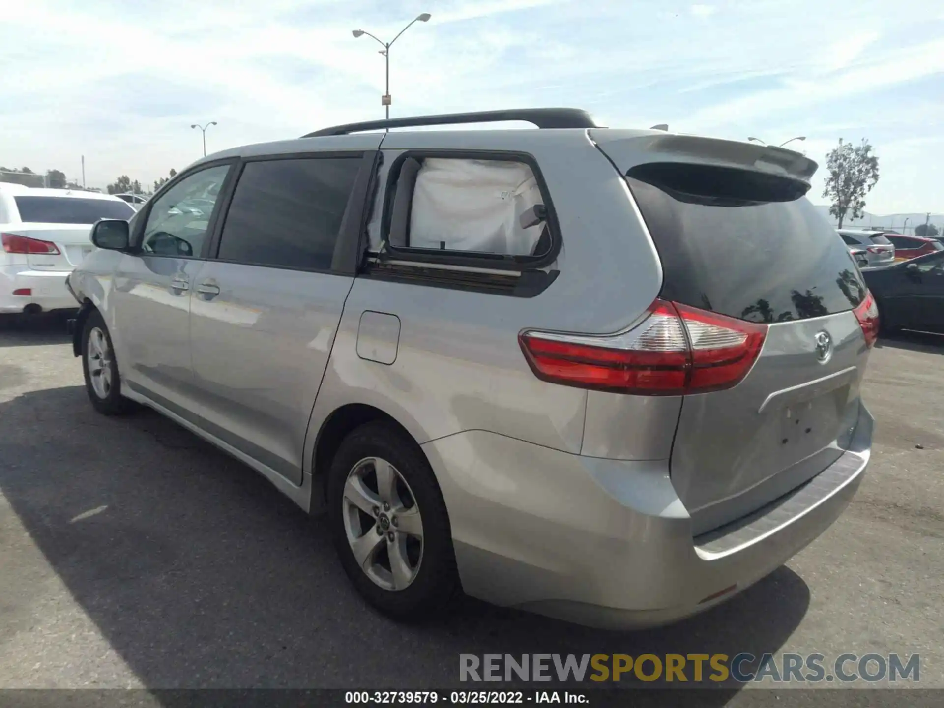 3 Фотография поврежденного автомобиля 5TDKZ3DC3KS010560 TOYOTA SIENNA 2019