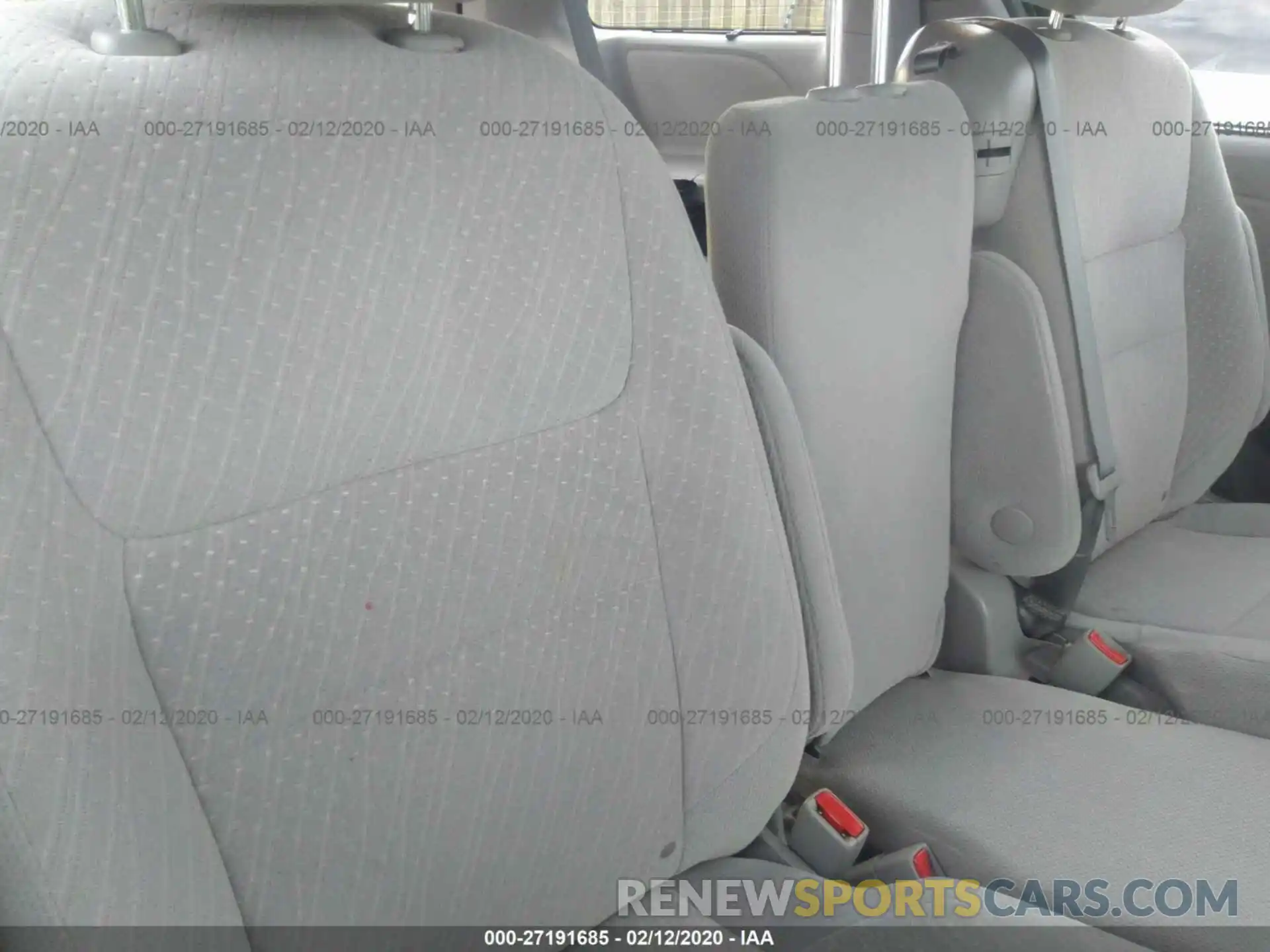 8 Photograph of a damaged car 5TDKZ3DC3KS020747 TOYOTA SIENNA 2019