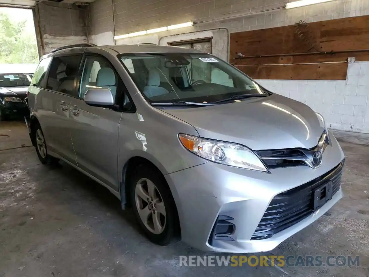 1 Photograph of a damaged car 5TDKZ3DC3KS975323 TOYOTA SIENNA 2019