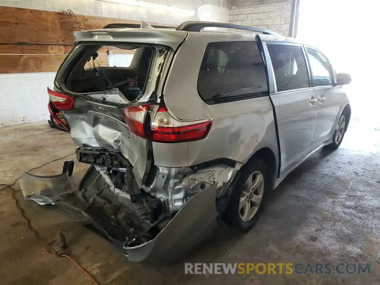 4 Photograph of a damaged car 5TDKZ3DC3KS975323 TOYOTA SIENNA 2019