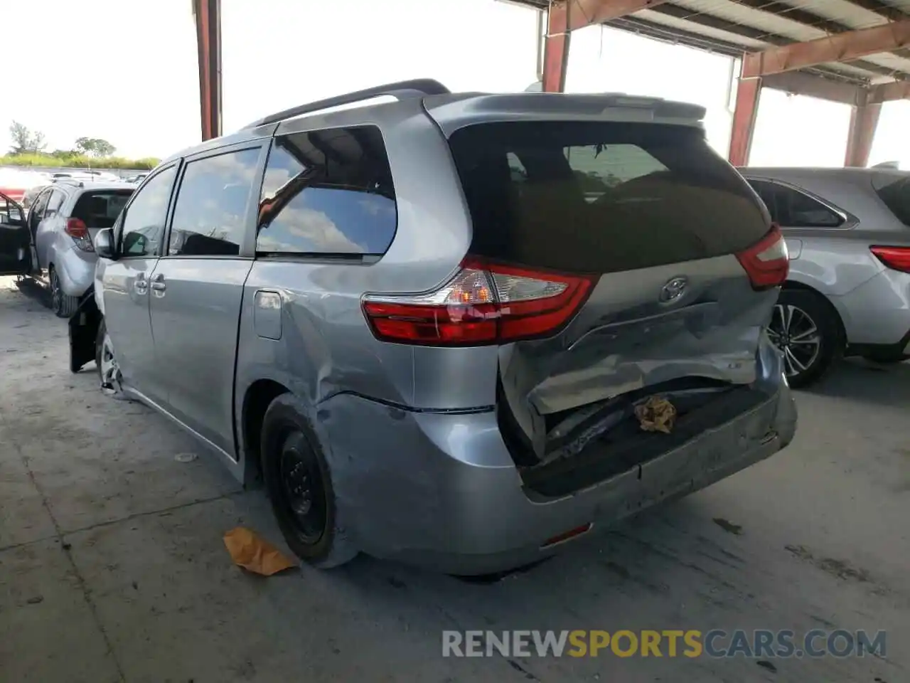 4 Photograph of a damaged car 5TDKZ3DC3KS981543 TOYOTA SIENNA 2019