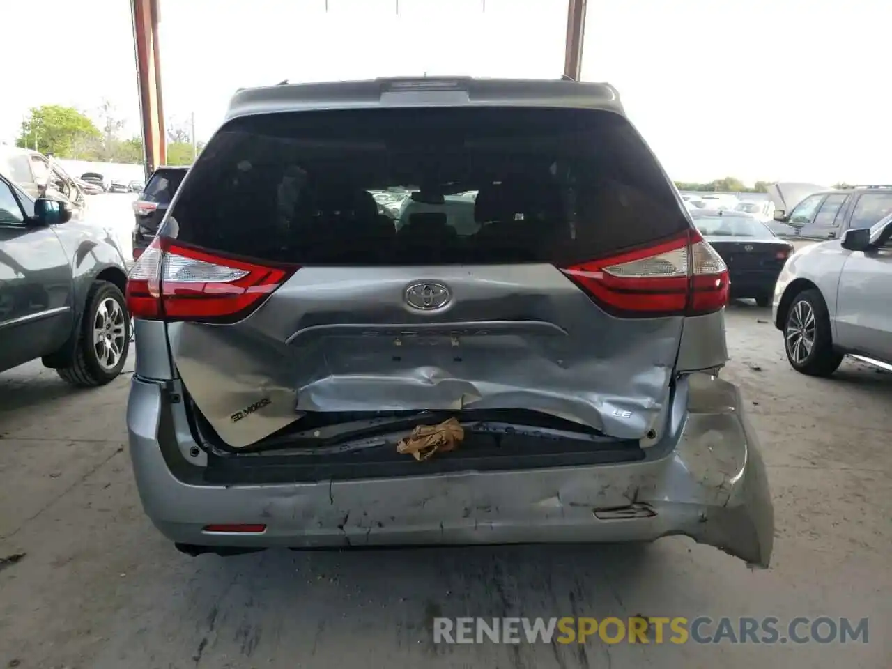 9 Photograph of a damaged car 5TDKZ3DC3KS981543 TOYOTA SIENNA 2019