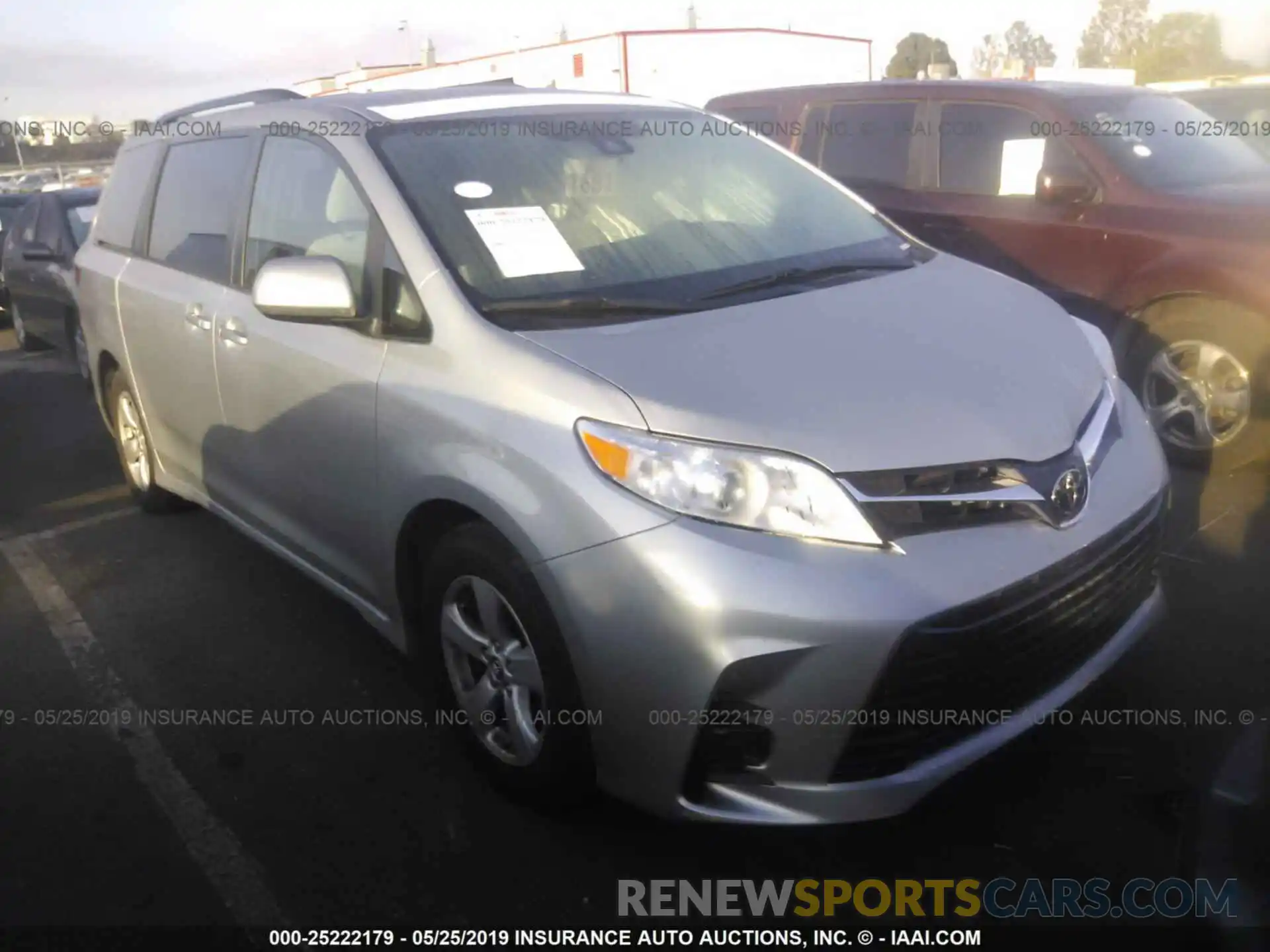 1 Photograph of a damaged car 5TDKZ3DC4KS002757 TOYOTA SIENNA 2019