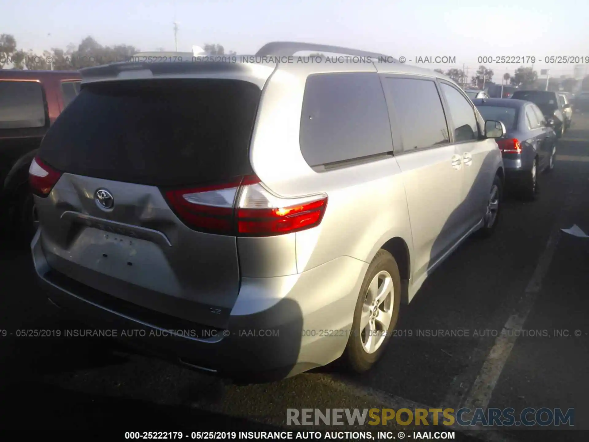 4 Фотография поврежденного автомобиля 5TDKZ3DC4KS002757 TOYOTA SIENNA 2019