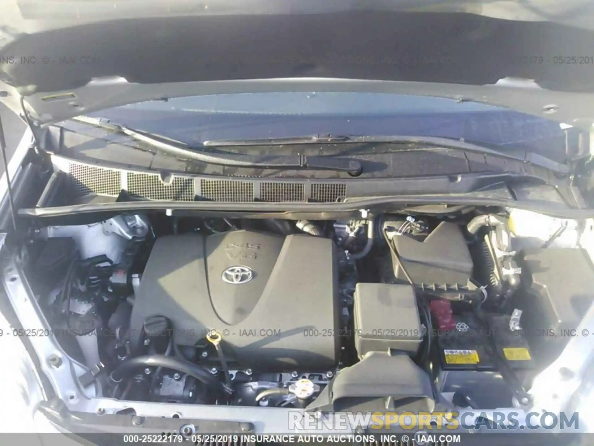 9 Photograph of a damaged car 5TDKZ3DC4KS002757 TOYOTA SIENNA 2019