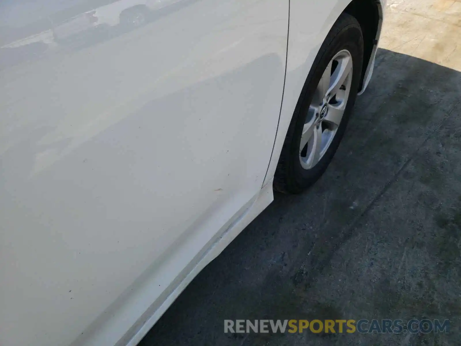 9 Photograph of a damaged car 5TDKZ3DC4KS003732 TOYOTA SIENNA 2019