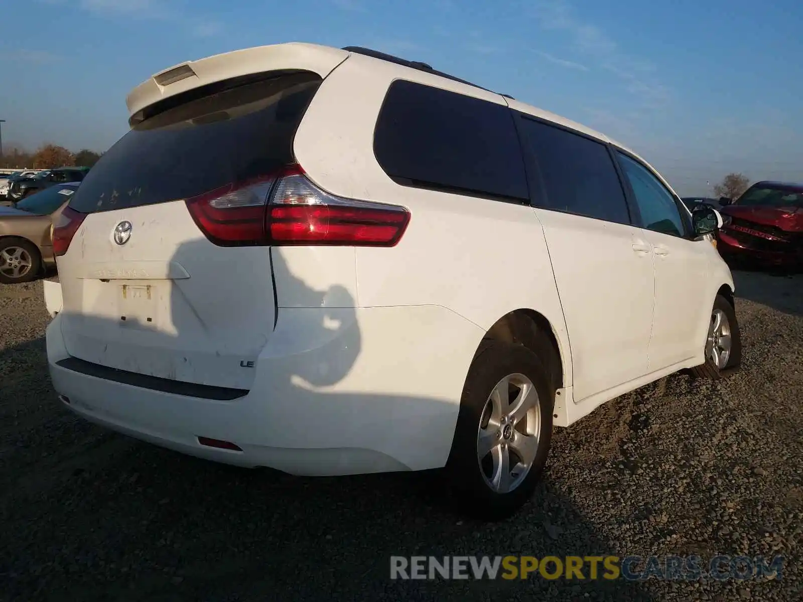 4 Photograph of a damaged car 5TDKZ3DC4KS013256 TOYOTA SIENNA 2019