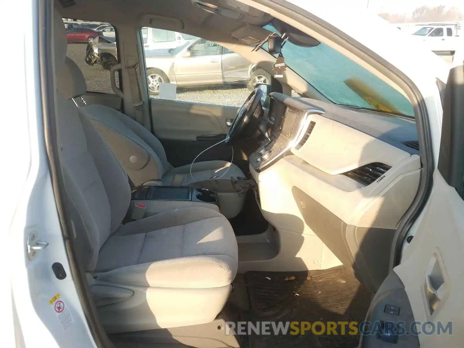 5 Photograph of a damaged car 5TDKZ3DC4KS013256 TOYOTA SIENNA 2019