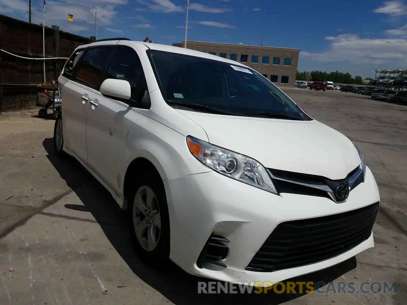 1 Photograph of a damaged car 5TDKZ3DC4KS970681 TOYOTA SIENNA 2019