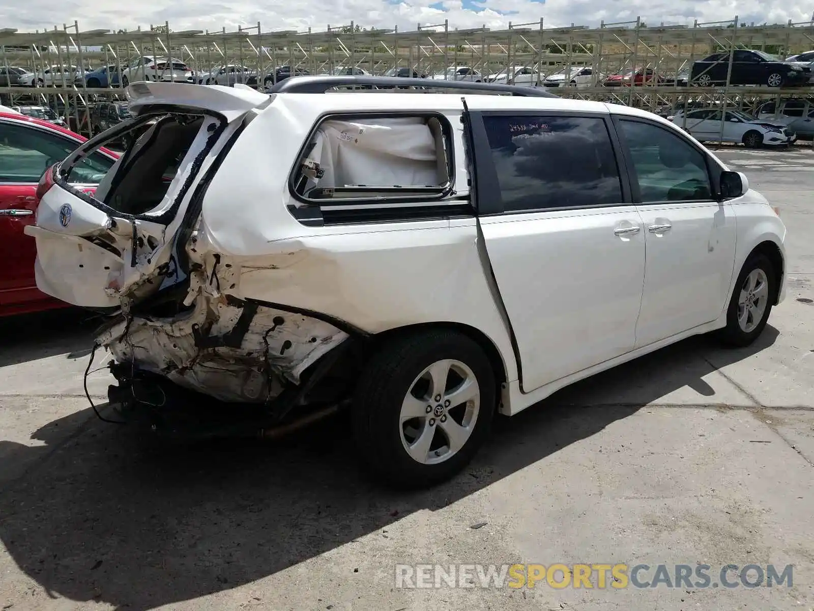 4 Photograph of a damaged car 5TDKZ3DC4KS970681 TOYOTA SIENNA 2019