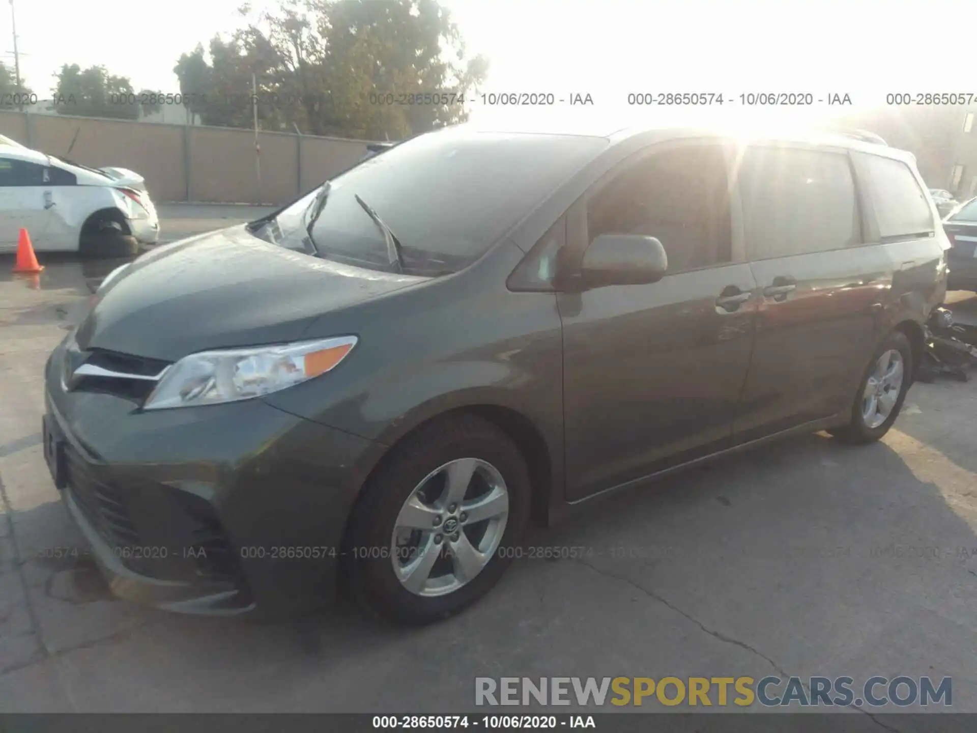 2 Photograph of a damaged car 5TDKZ3DC4KS972298 TOYOTA SIENNA 2019