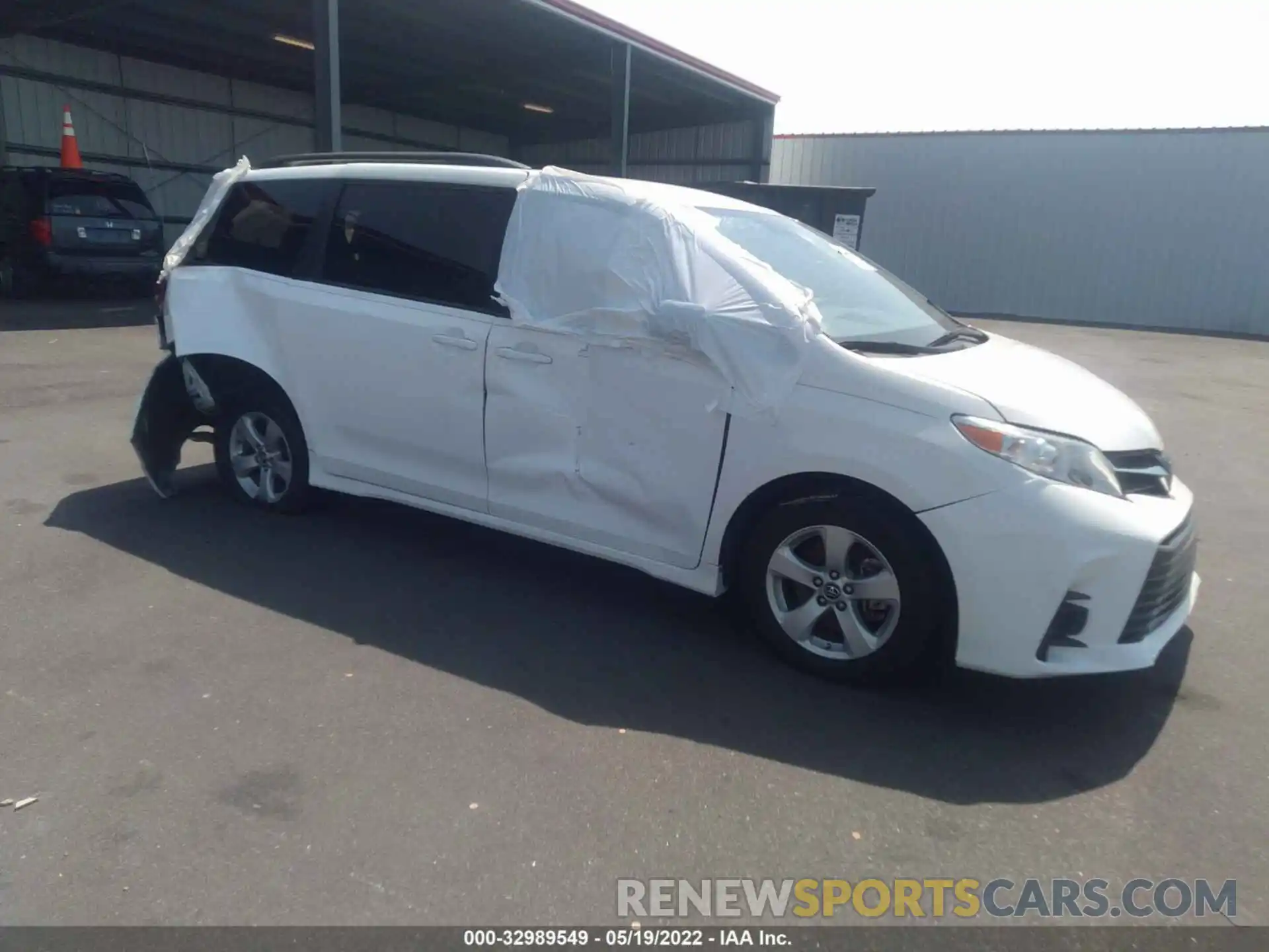 1 Photograph of a damaged car 5TDKZ3DC4KS972429 TOYOTA SIENNA 2019