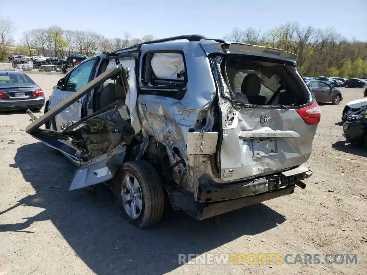 3 Photograph of a damaged car 5TDKZ3DC4KS978473 TOYOTA SIENNA 2019