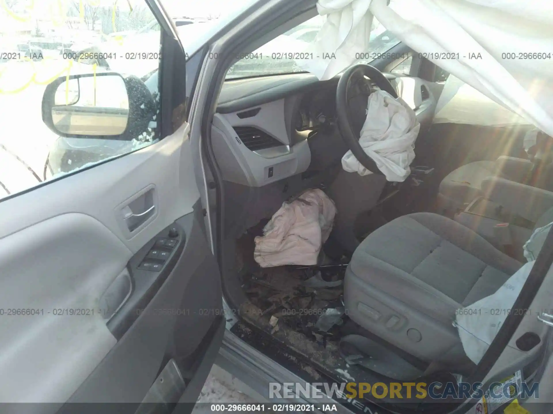 5 Photograph of a damaged car 5TDKZ3DC4KS981096 TOYOTA SIENNA 2019