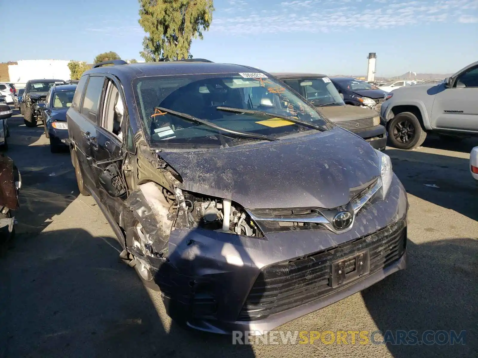 1 Photograph of a damaged car 5TDKZ3DC4KS983849 TOYOTA SIENNA 2019