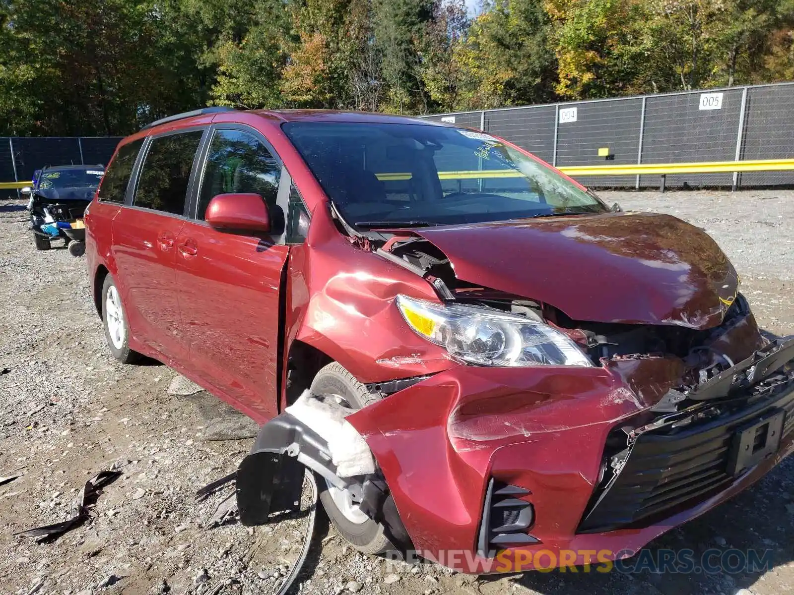 1 Photograph of a damaged car 5TDKZ3DC4KS984239 TOYOTA SIENNA 2019