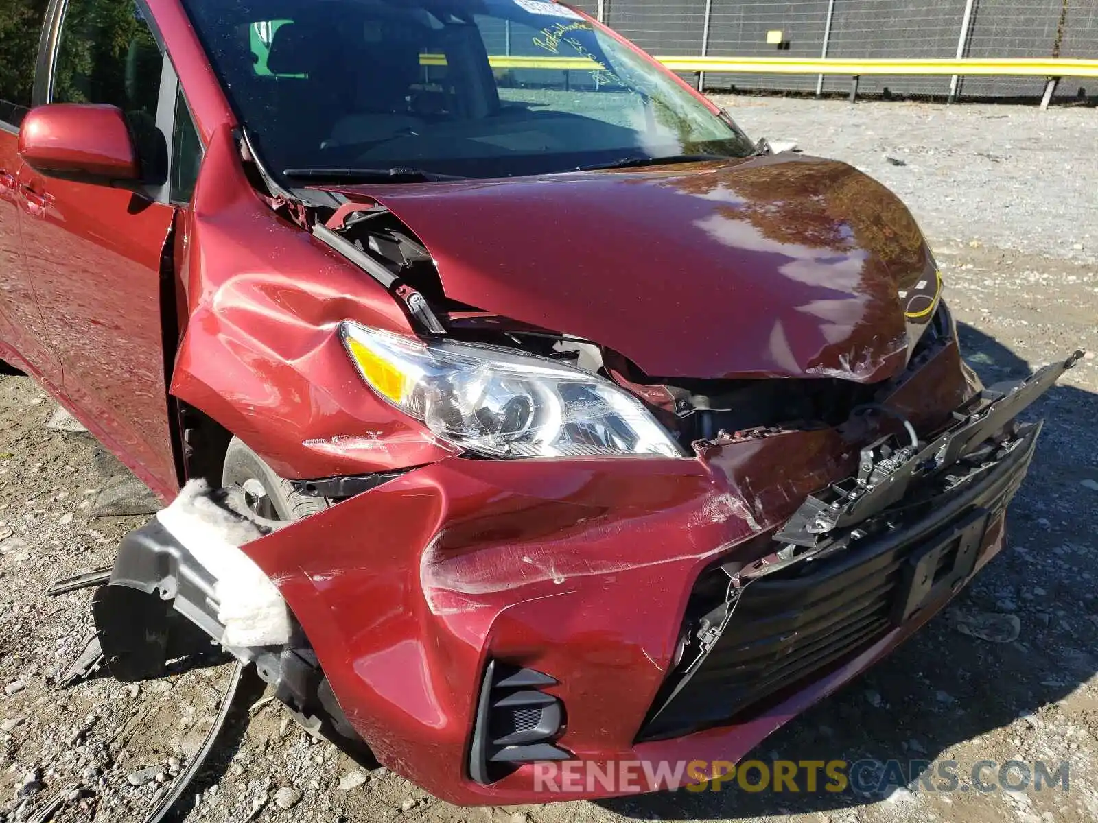 9 Photograph of a damaged car 5TDKZ3DC4KS984239 TOYOTA SIENNA 2019