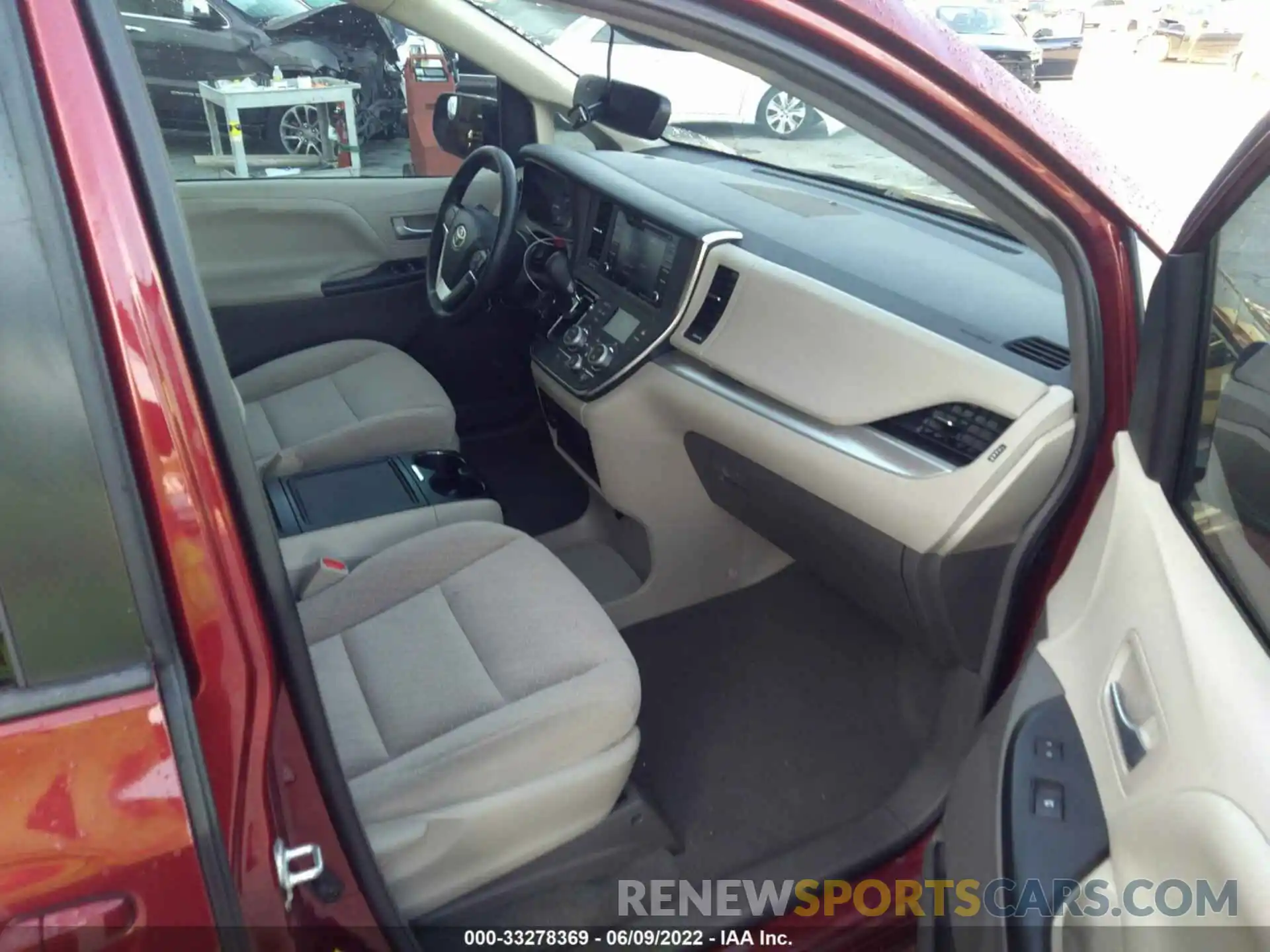 5 Photograph of a damaged car 5TDKZ3DC4KS985603 TOYOTA SIENNA 2019